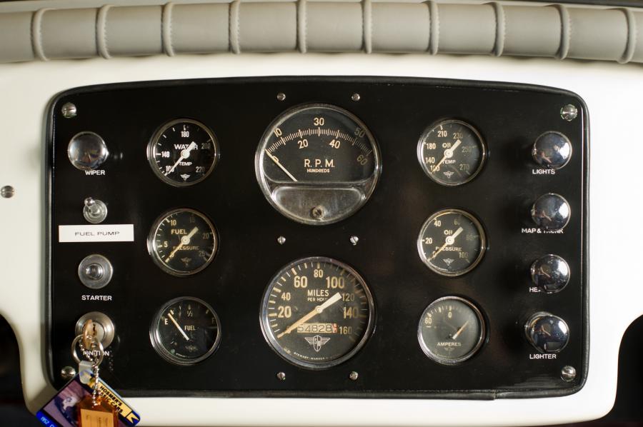 Панель приборов Cunningham C-3 West Palm Beach Coupe 1952 года  (фото 11 из 20)